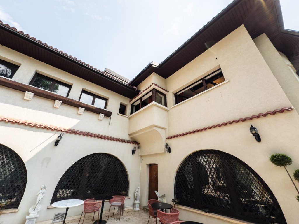 Conferințe corporate și gale business elegante la EkoGroup Vila București